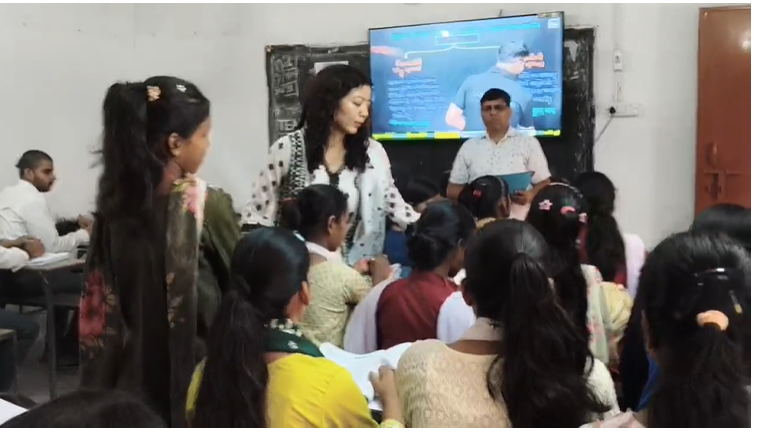 औचक निरीक्षण में DM बनीं टीचर, बच्चों को पढ़ाया और पूछे सवाल; कम उपस्थिति पर जताई नाराजगी