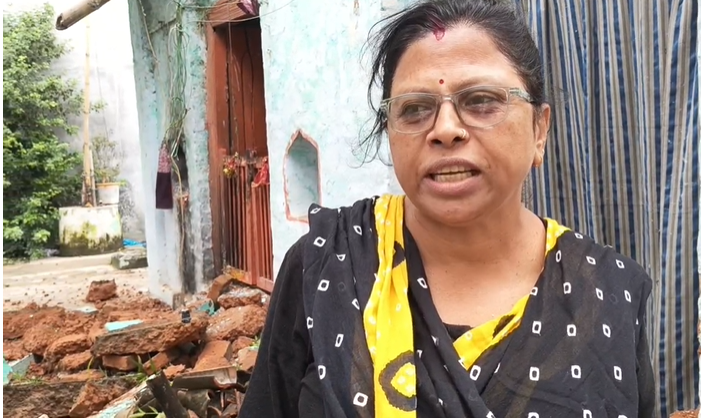 SITAMARHI: 3 दिन से लगातार हो रही बारिश से गिरा ऐतिहासिक चतुर्भुज स्थान मंदिर का छज्जा, बाल-बाल बचे लोग