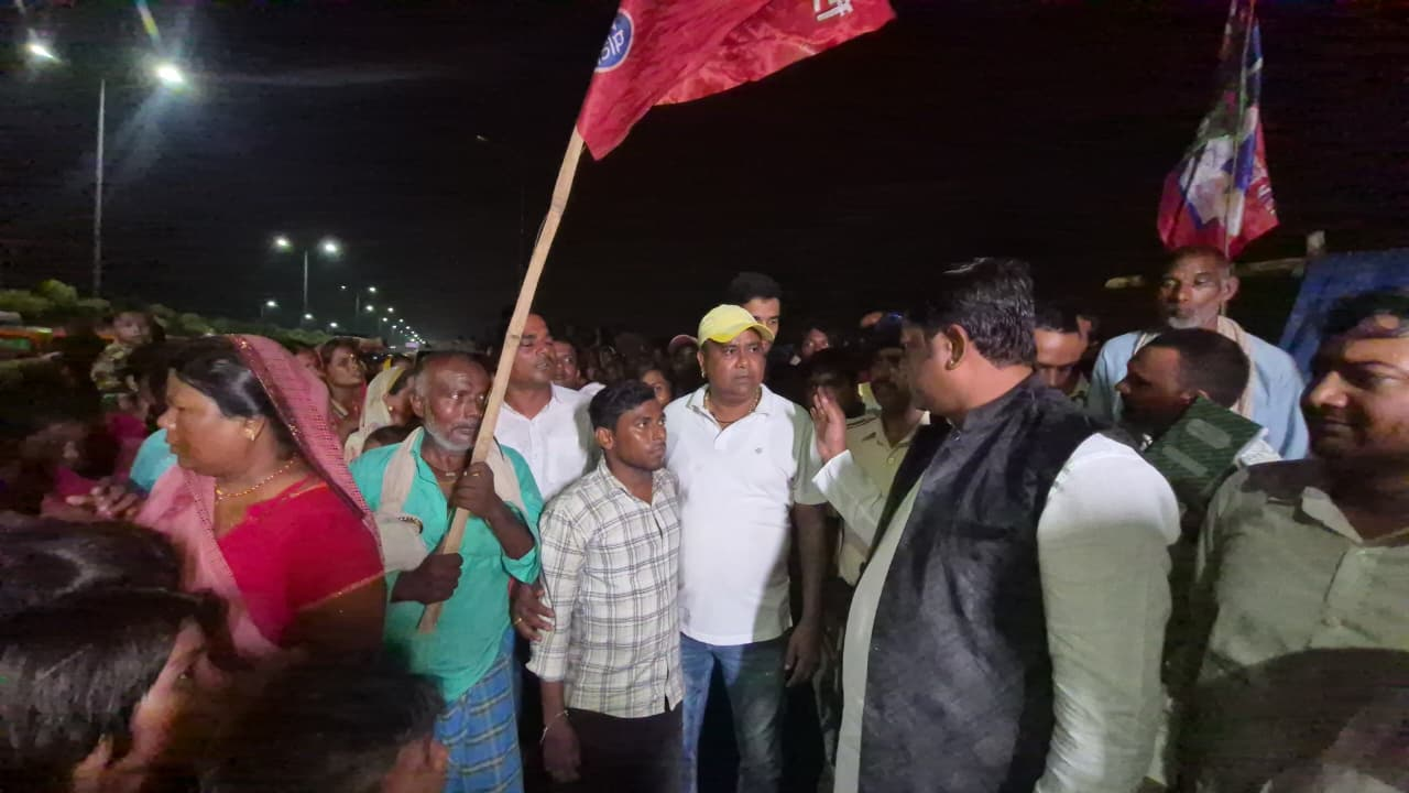 पटना मरीन ड्राइव पर बाढ़ पीड़ितों से मिले मुकेश सहनी, राहत कार्य तेज करने की मांग