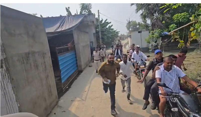 बीच नदी में निकल गई SDRF की वोट की हवा, नाव पर सवार थे तेजस्वी, बोले..‘वोट की हवा निकली तो समझिए सरकार की व्यवस्था की हवा निकल गई’
