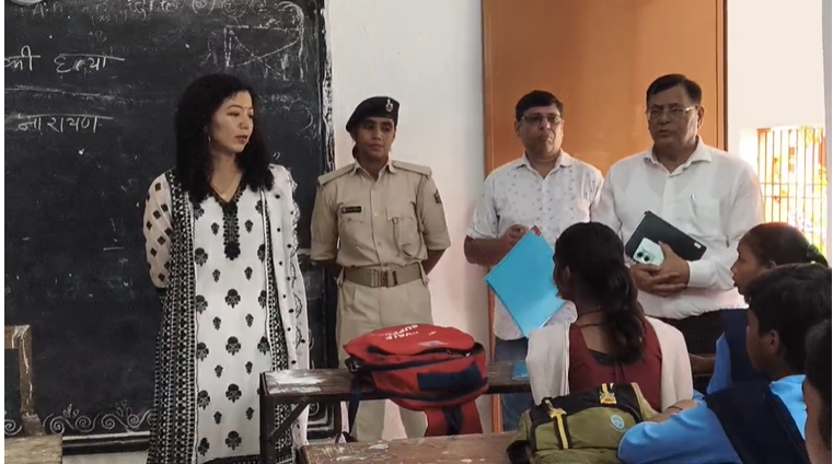 औचक निरीक्षण में DM बनीं टीचर, बच्चों को पढ़ाया और पूछे सवाल; कम उपस्थिति पर जताई नाराजगी
