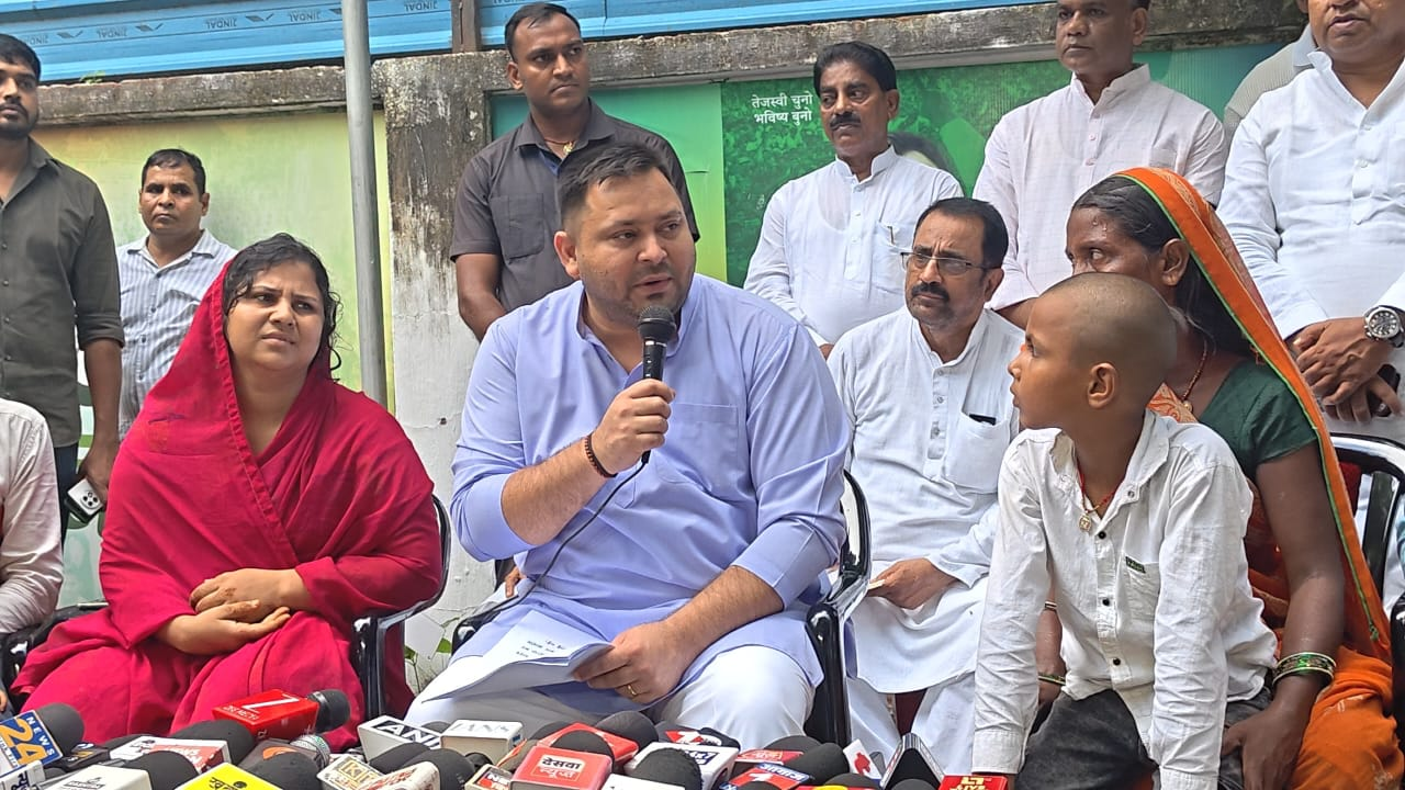 जेल में युवक की मौत के बाद परिजनों से मिले तेजस्वी यादव, जेल अधीक्षक पर कार्रवाई और मृतक के आश्रित को नौकरी और मुआवजे की मांग
