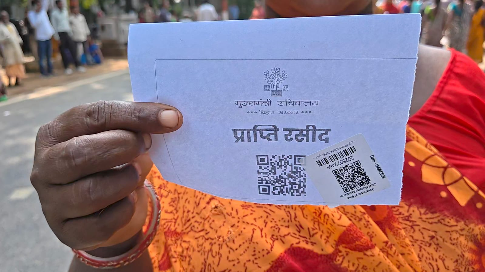 गरीबों को 3 डिसमिल जमीन का इंतजार: आधी रात से ही मुख्यमंत्री सचिवालय पहुंचीं हजारों महिलाएं, गोद में बच्चा लेकर इस भीषण गर्मी में लाइन में लगी  