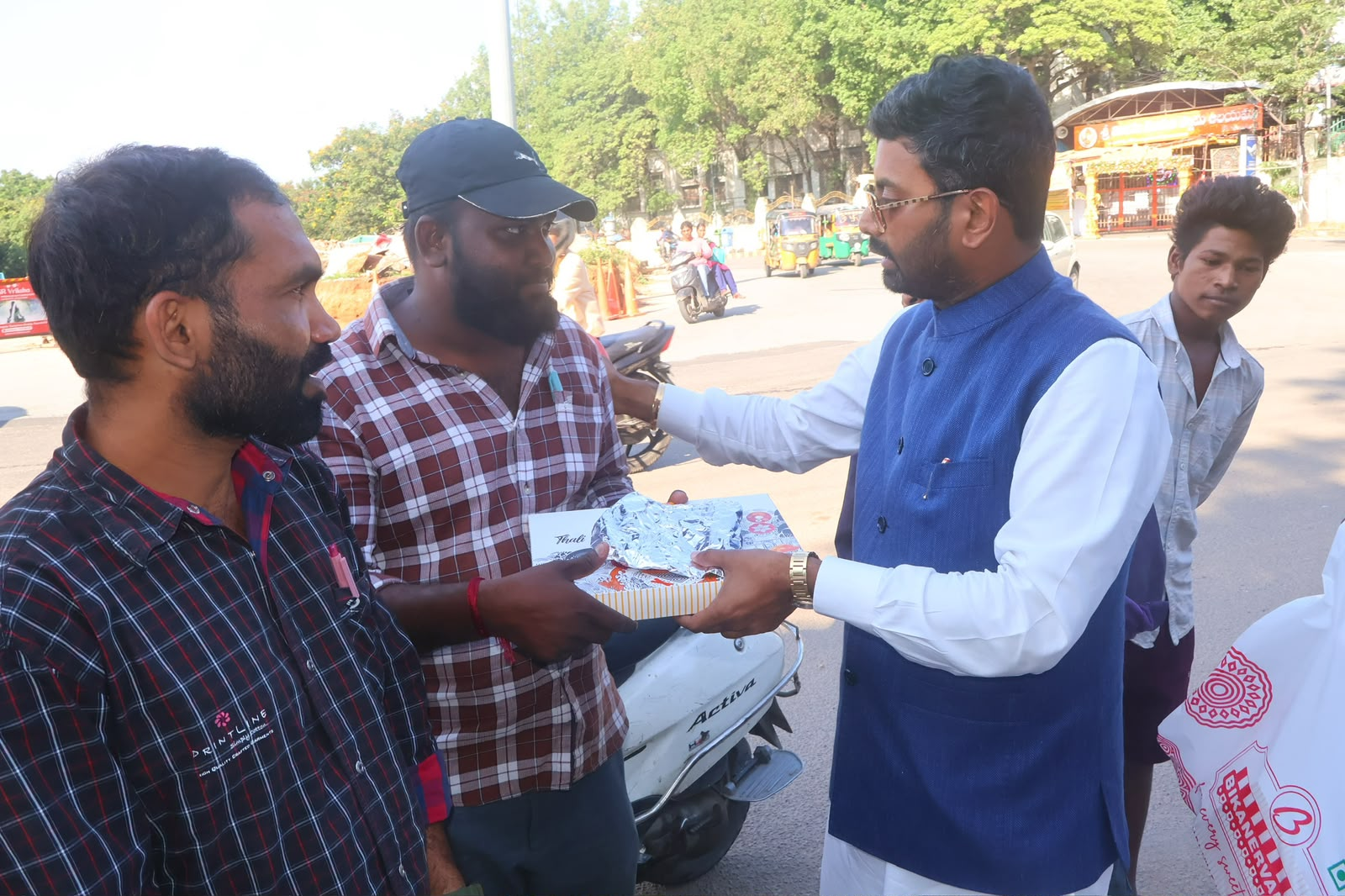 पीएम मोदी के जन्मदिन पर युवा चेतना की सेवा, बंजारा हिल्स में सैकड़ों जरूरतमंदों को कराया भोजन