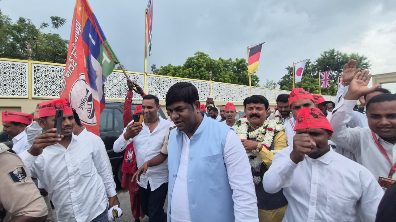 पीएम मोदी के संसदीय क्षेत्र वाराणसी में मुकेश सहनी की हुंकार, कहा..निषाद समाज को आरक्षण मिलने तक संघर्ष जारी रहेगा