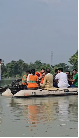 बीच नदी में निकल गई SDRF की वोट की हवा, नाव पर सवार थे तेजस्वी, बोले..‘वोट की हवा निकली तो समझिए सरकार की व्यवस्था की हवा निकल गई’