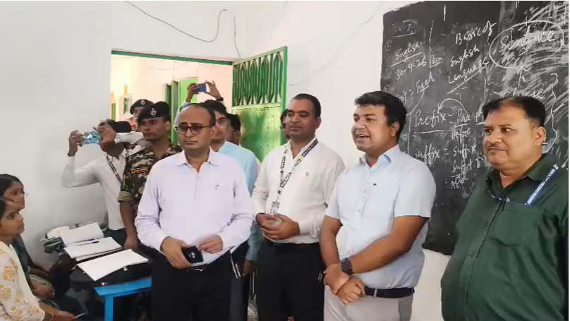 सासाराम में शिक्षक बने रोहतास डीएम, ब्लैकबोर्ड पर छात्रों को पढ़ाई ट्रिग्नोमेट्री