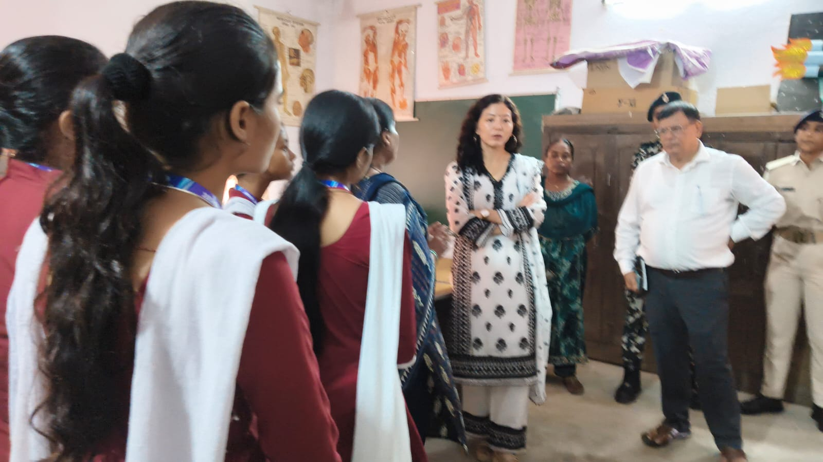 औचक निरीक्षण में DM बनीं टीचर, बच्चों को पढ़ाया और पूछे सवाल; कम उपस्थिति पर जताई नाराजगी