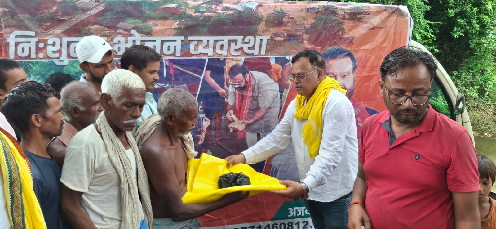 जलस्तर घटने के बाद भी राहत कार्य में कमी नहीं, जरूरत वाले इलाकों में अजय सिंह की टीम ने बांटे त्रिपाल और सूखा राशन