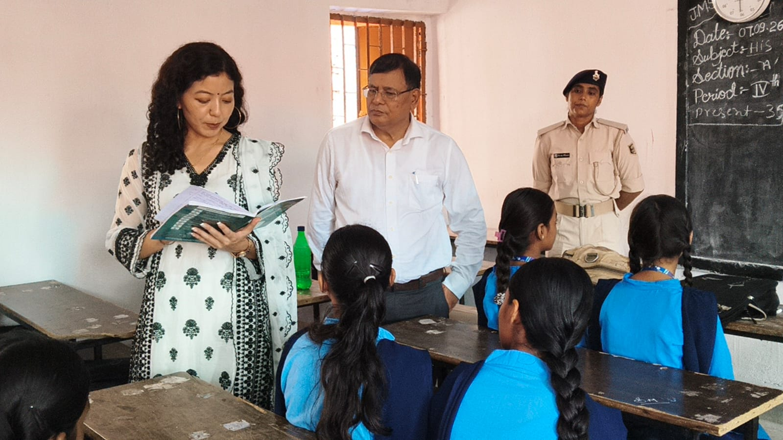 औचक निरीक्षण में DM बनीं टीचर, बच्चों को पढ़ाया और पूछे सवाल; कम उपस्थिति पर जताई नाराजगी