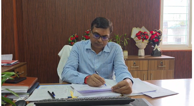 गोपालगंज में प्रधानाध्यापक से हाथापाई और गाली-गलौज का वीडियो वायरल, शिक्षा विभाग ने दिए जांच के आदेश