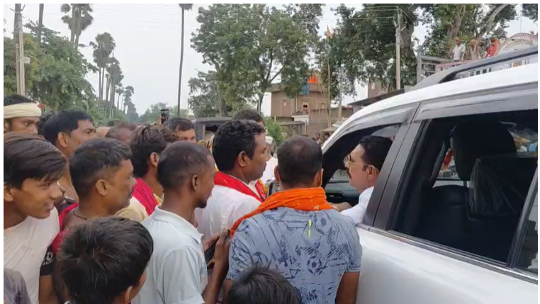 मोकामा में बाढ़ का कहर: कई गांवों में घुसा पानी, लोगों से मिलने पहुंचे विधायक अनंत सिंह
