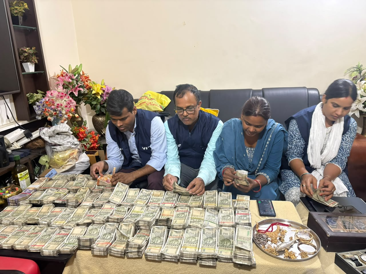 धनकुबेर निकले पति -पत्नी: भ्रष्ट ADM और सब रजिस्ट्रार के ठिकानों से 80 लाख कैश मिला, जमीन के कई कागजात और 48 घड़ी बरामद