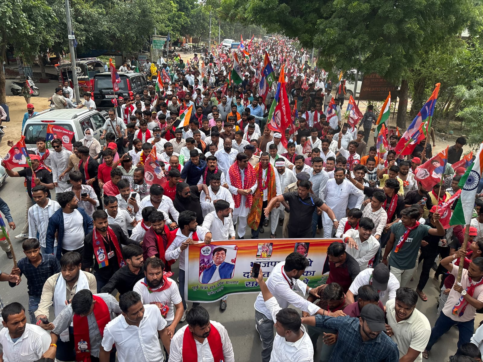 मथुरा में मुकेश सहनी का पैदल मार्च, सरकार को 24 घंटे की मोहलत, 3 सितंबर को CM से करेंगे सीधा सवाल 