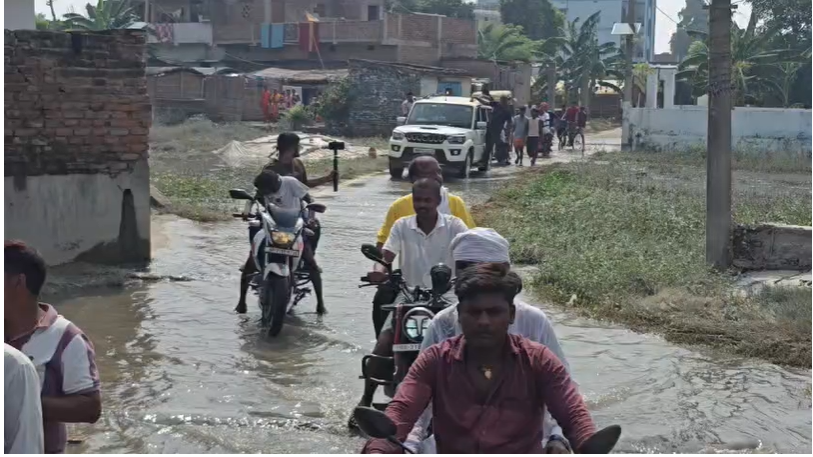 बीच नदी में निकल गई SDRF की वोट की हवा, नाव पर सवार थे तेजस्वी, बोले..‘वोट की हवा निकली तो समझिए सरकार की व्यवस्था की हवा निकल गई’
