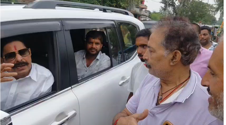 मोकामा में बाढ़ का कहर: कई गांवों में घुसा पानी, लोगों से मिलने पहुंचे विधायक अनंत सिंह