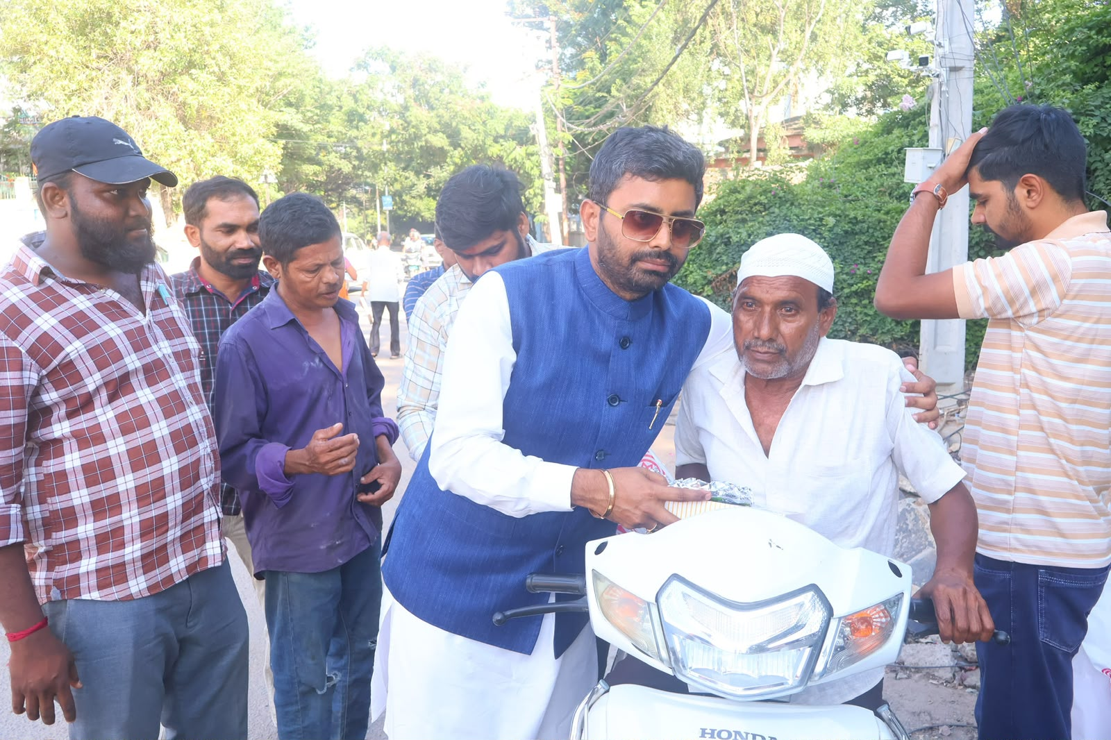 पीएम मोदी के जन्मदिन पर युवा चेतना की सेवा, बंजारा हिल्स में सैकड़ों जरूरतमंदों को कराया भोजन